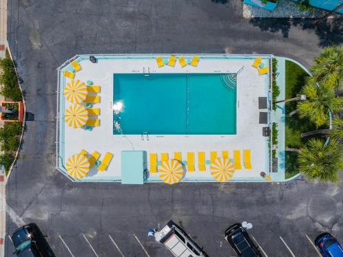La alberca dentro o cerca de Royal Palms Motel