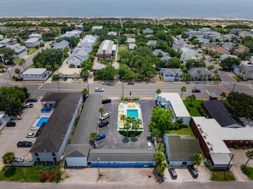 El barrio en el que está el motel o un barrio cercano
