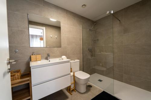 a bathroom with a toilet and a sink and a shower at Apartment Casa del Sol in Gran Alacant