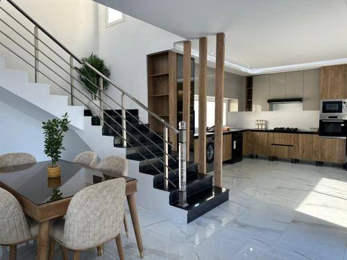 Η κουζίνα ή μικρή κουζίνα στο Villa Alyah