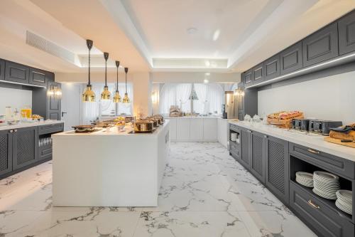 Una cocina o zona de cocina en Corfu Mare Boutique Hotel -Adults only
