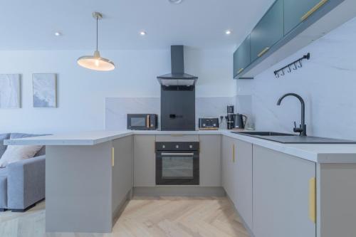 una cucina con ripiani bianchi, lavandino e piano cottura di Unit 1 Stylish & Chic 1-BR Flat, Free Wi-Fi, Free Parking, Intimate Location a Sheffield