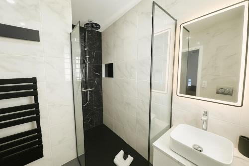 Newly Renovated 2BR Modern