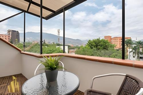 a table and chairs on a balcony with a view at Aria Living 501 - Design and Perfect Location in Guayaquil