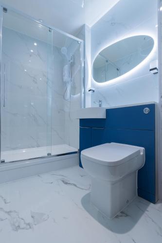 a bathroom with a shower and a toilet and a sink at Unit 3 Sleek 1-BR Stays, Near Sheffield United Football Club, Fast Wi-Fi, Parking in Sheffield