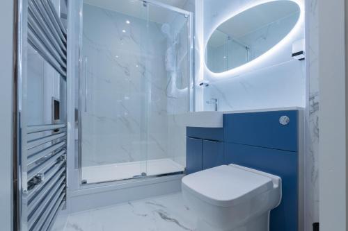 Ένα μπάνιο στο Unit 3 Spacious & Ideal 1-BR Stays, Near Sheffield United Football Club, WIFI-Parking & Comfortable