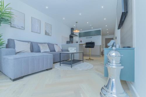 ein Wohnzimmer mit Sofa und Tisch in der Unterkunft Unit 3 Spacious & Ideal 1-BR Stays, Near Sheffield United Football Club, Wifi-Parking & Comfortable in Sheffield