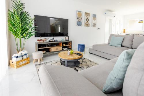 una sala de estar con un sofá y una mesa en Villa Atlantica One luxury and unique with ocean view, en Lourinhã