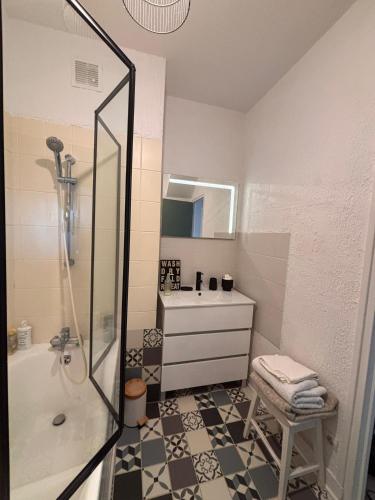 une salle de bain avec douche et lavabo dans l'établissement Chez ROSE, à Bruyères