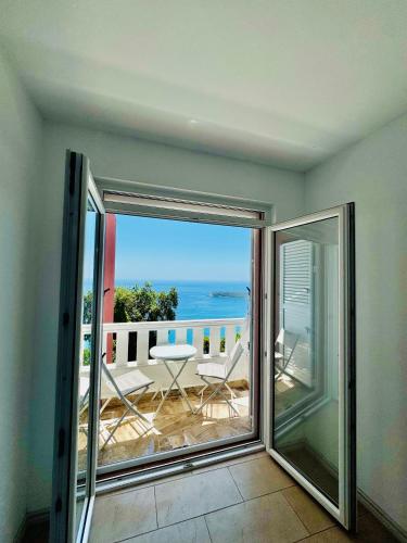 Vue générale sur la mer ou vue sur la mer prise depuis l'appart'hôtel
