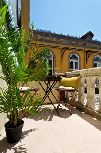 BOUTIQUE Rentals-Art & Charm II Apt w/ Terrace