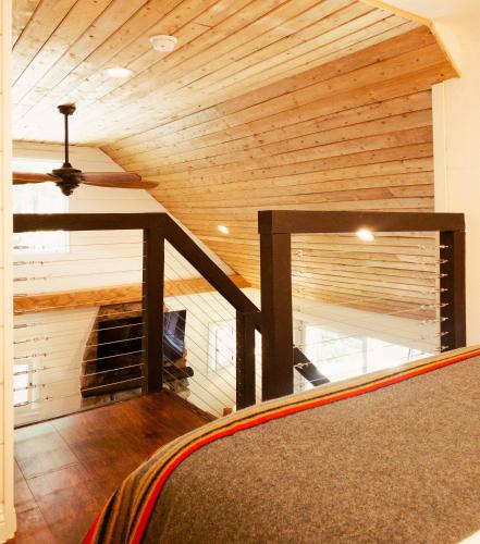 Ένα ή περισσότερα κρεβάτια σε δωμάτιο στο Little Wolf Lodge Modern Cabin at Lake Gregory