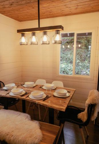 Φωτογραφία από το άλμπουμ του Little Wolf Lodge Modern Cabin at Lake Gregory σε Skyland