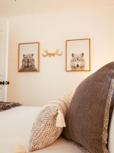 Ένα ή περισσότερα κρεβάτια σε δωμάτιο στο Little Wolf Lodge Modern Cabin at Lake Gregory