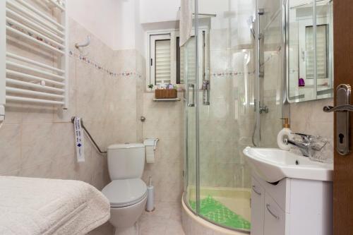 Bilik mandi di Apartments Golden Beach