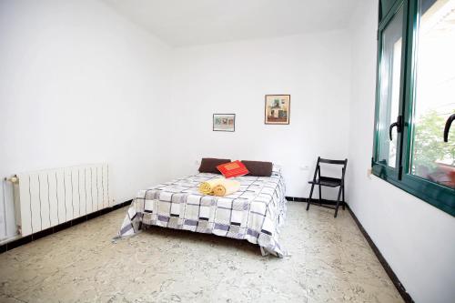 ein Schlafzimmer mit einem Bett mit einer karierten Decke in der Unterkunft Apartamento céntrico en Sant Feliu de Guíxols in Sant Feliu de Guixols