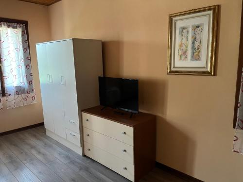 a bedroom with a tv and a dresser with a television gmaxwell gmaxwell gmaxwell gmaxwell at Guest House Al Capitello 