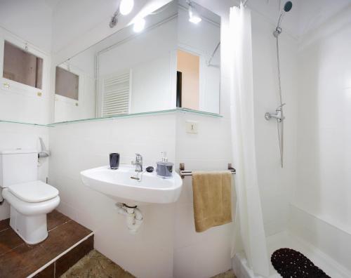 ein weißes Badezimmer mit Waschbecken und Toilette in der Unterkunft Apartamento céntrico en Sant Feliu de Guíxols in Sant Feliu de Guixols