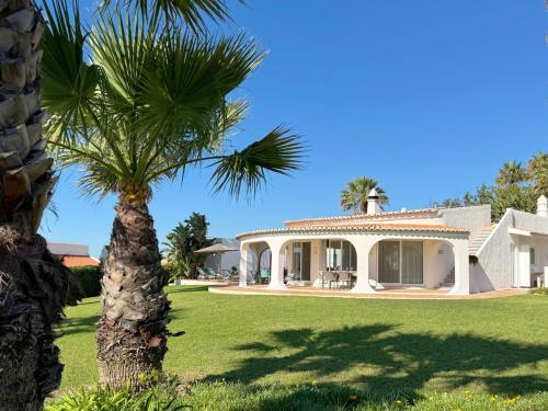 Casa Alvorada Villa with Pool & 3 Bedrooms