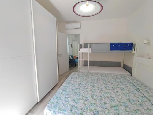 una piccola camera da letto con un letto e un tappeto di Casetta al mare a Follonica