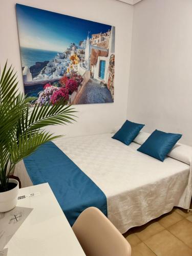 een slaapkamer met een bed met een schilderij aan de muur bij Apartamento en el Parque in Ontinyent