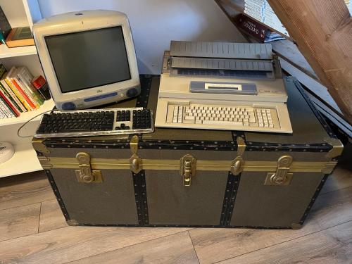 an old computer on top of a trunk with a computer on it at Guest House Al Capitello 