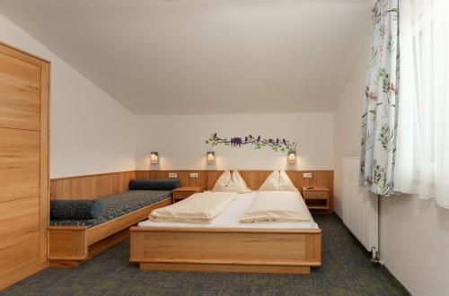 sypialnia z dwoma łóżkami i oknem w obiekcie Appartements-Pension Lindenheim w Schladming