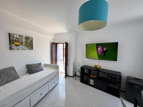un soggiorno con divano e TV a schermo piatto di Apartman Foz Lagoon a Foz do Arelho