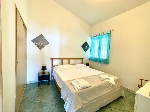 a bedroom with a bed with two towels on it at Casa Trama in Pisciotta