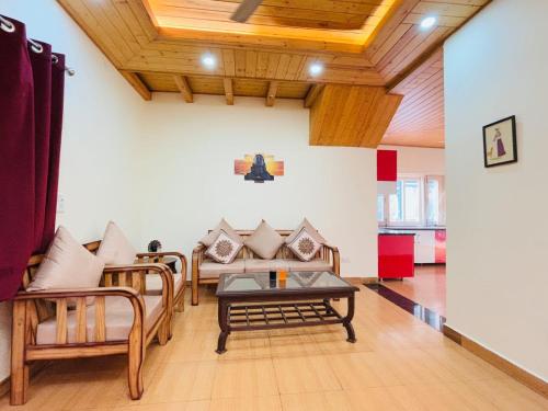 Posezení v ubytování Pine Forest Vibes Kasauli With Sitting Area Availbale & Garden Space, 1BHK,2BHK,3BHK,4BHK,10BHK