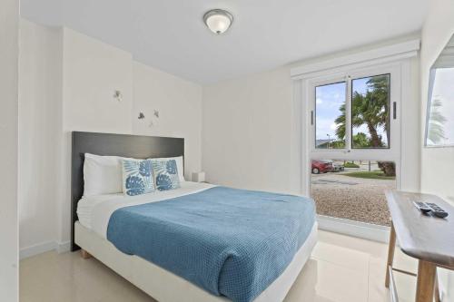 En eller flere senge i et værelse på Beachfront - Coral Sea Garden 3BR condo - P116