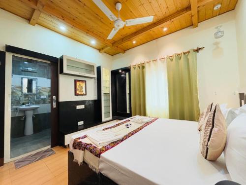 Postel nebo postele na pokoji v ubytování Pine Forest Vibes Kasauli With Sitting Area Availbale & Garden Space, 1BHK,2BHK,3BHK,4BHK,10BHK