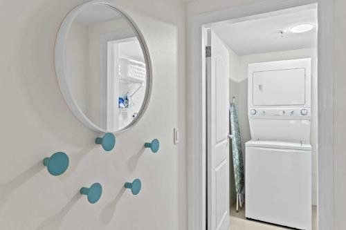 Et badeværelse på Beachfront - Coral Sea Garden 3BR condo - P116