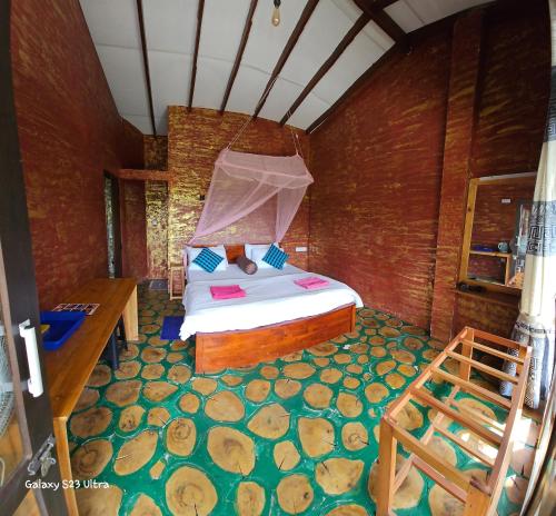 Rúm í herbergi á Nine Arch Jungle Inn