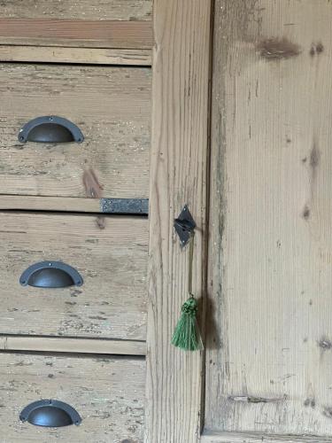 an old wooden door with a knob on it at Nido di Gufi in Todi