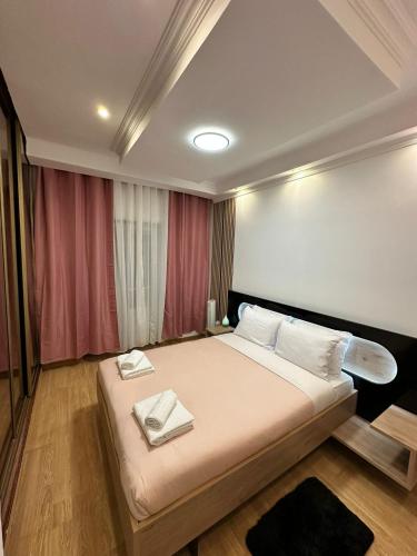 a bedroom with a bed with two towels on it at Linda Flor in Barreiro