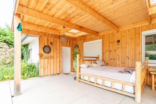 - une chambre avec un lit sur une terrasse couverte dans l'établissement La Case d'Elista, à La Teste-de-Buch