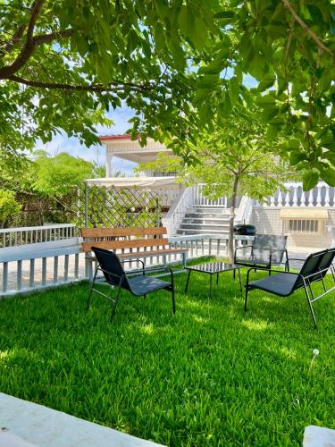 Κήπος έξω από το Sunny Seaside Home