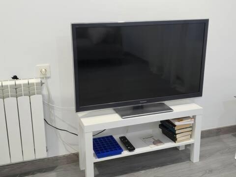 Μια τηλεόραση ή/και κέντρο ψυχαγωγίας στο Apartamento de 2 dormitorios en León