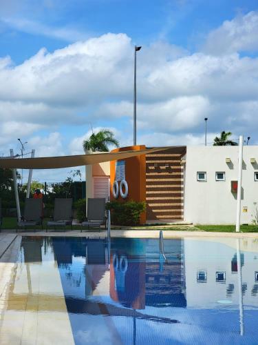 a swimming pool in front of a building at Zurban Travelers in Paraíso