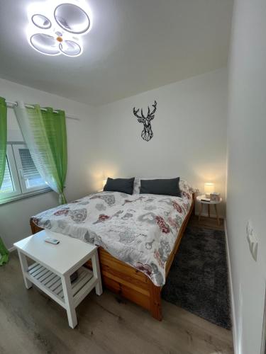 Ένα ή περισσότερα κρεβάτια σε δωμάτιο στο FERIENHAUS Kuća za odmor DJEDIN ORAJ