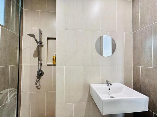 Koupelna v ubytování Iconic Regency bayan lepas 42 skypool airport usm 9pax