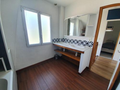 a bathroom with a sink and a mirror at Belle maison meulière 135m2 in Livry-Gargan