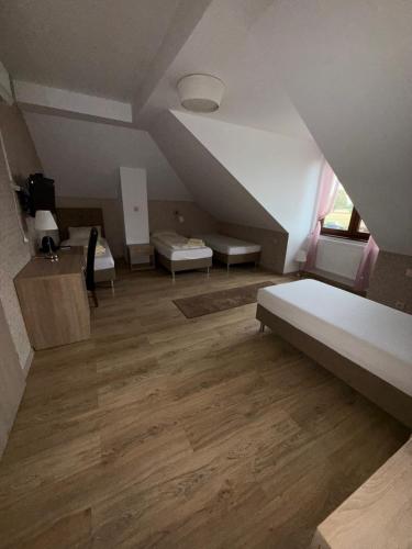 Ένα ή περισσότερα κρεβάτια σε δωμάτιο στο Hotel Magnat
