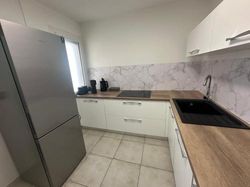 Η κουζίνα ή μικρή κουζίνα στο Moderne, climatisé et barbecue privé