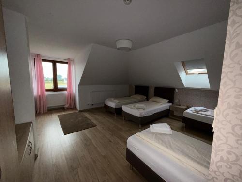 Ένα ή περισσότερα κρεβάτια σε δωμάτιο στο Hotel Magnat