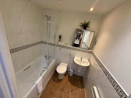 un bagno con un water, una vasca e un lavandino di Stylish 2 Bed Flat by O2 Arena Modern Comfort in Central Birmingham a Birmingham
