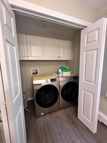a washer and dryer in a small kitchen at 3-Bedroom Modern House in Halifax