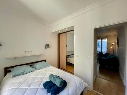 - une chambre avec un lit et des serviettes bleues dans l'établissement Appartement Tour Eiffel Maison de la Radio, à Paris