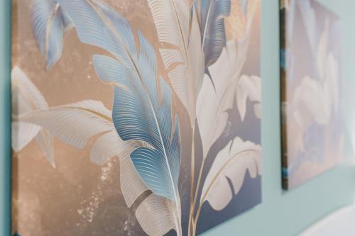a painting of a peacock feather on a wall at Bed And Breakfast Champagneria in Castelvetrano Selinunte
